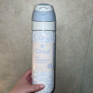 Cirkul 26oz StrawSip Flip Bottle - Gray and White